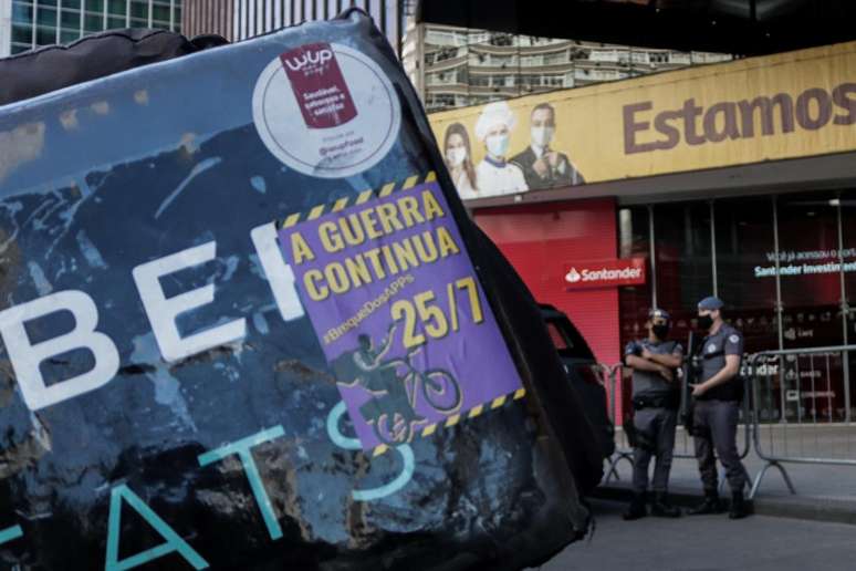 Protesto dos entregadores de aplicativos na avenida Paulista em São Paulo (SP)