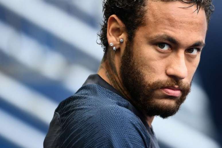 Neymar adquiriu uma grama sintética exatamente igual à do Allianz Parque para a sua casa no RJ (FRANCK FIFE/AFP)