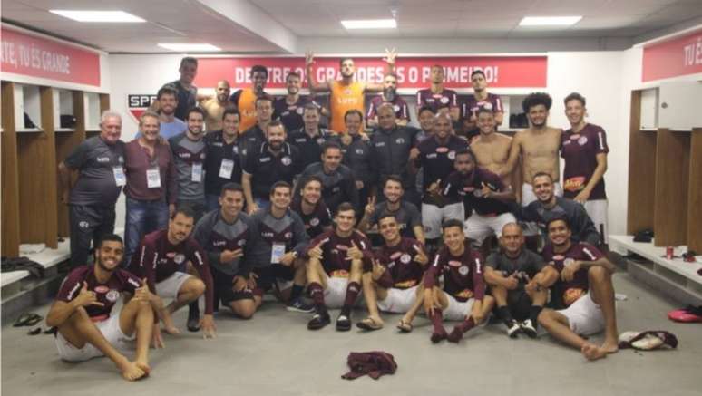 Jogadores da Ferroviária comemoram vitória sobre a Inter de Limeira que garantiu o time na primeira divisão paulista em 2021