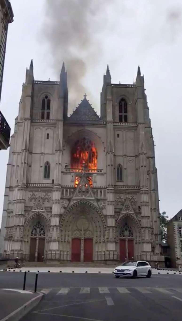 Catedral de Nantes em chamas