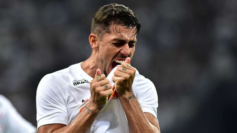 Danilo Avelar marcou o primeiro gol do Corinthians na vitória sobre o Oeste (Foto:PHOTO PREMIUM)