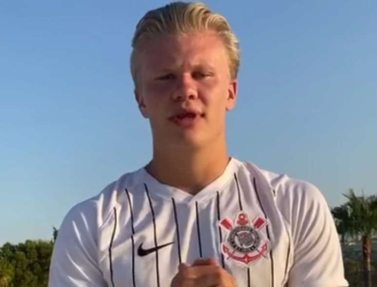 Haaland com a camisa do Corinthians em vídeo postado na sua rede social (Foto: Reprodução de Instagram)