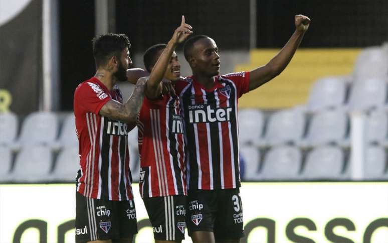 Jogadores do São Paulo festejam gol na Vila Belmiro: Foto: Rubens Chiri/São Paulo