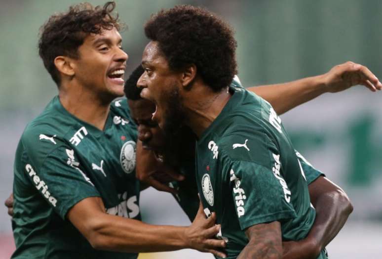 Luiz Adriano aproveitou rebote do pênalti que desperdiçou e garantiu a vitória do Palmeiras (Agência Palmeiras)