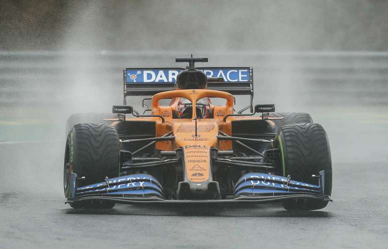 Carlos Sainz deu show na chuva da Hungria 