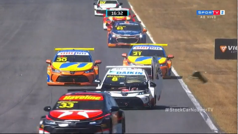 Rafael Suzuki perdeu o cap&ocirc; do carro durante a corrida 