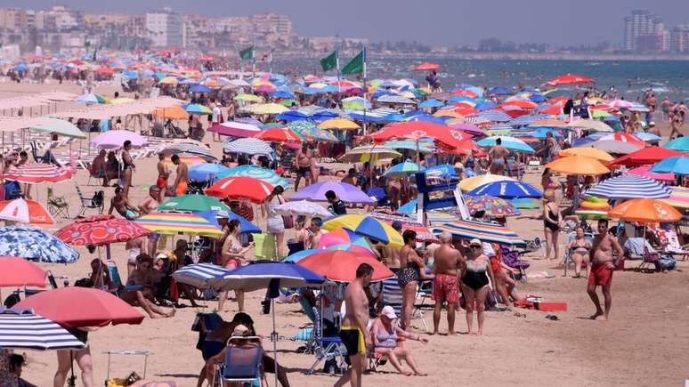 Espanha e Grécia vêm recebendo turistas e estão preocupadas com aumento no número de casos de coronavírus