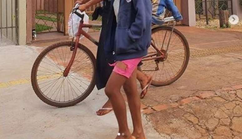 Imagem compartilhada por academia de Dourados (MS) na qual ind&iacute;genas foram alvos de cr&iacute;ticas e caso foi parar no Minist&eacute;rio P&uacute;blico Federal. (Imagem cortada para preservar as identidades da mulher e das crian&ccedil;as)