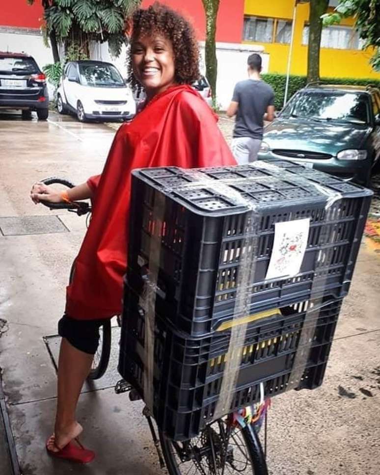 Aline Rieira, do coletivo Se&ntilde;oritas Courier, atende clientes por WhatsApp e Instagram