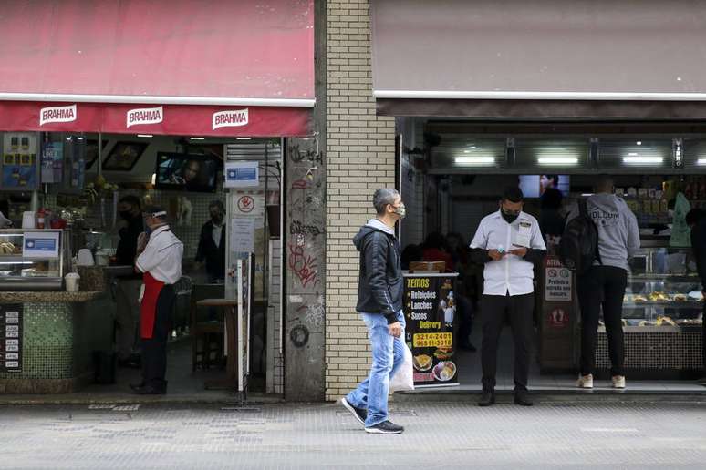 Movimentação no comércio de São Paulo após a flexibilização das regras de isolamento.