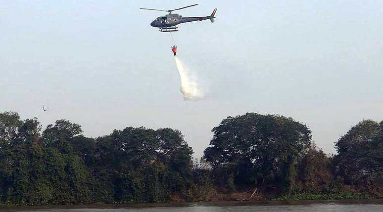 Aeronaves do Exército e da FAB reforçam o combate aos incêndios que atingem a região de Corumbá, no Pantanal do Mato Grosso do Sul