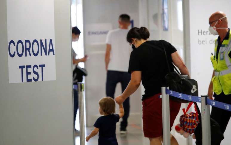 Viajantes entram no centro de testes de coronavírus no aeroporto de Duesseldorf
27/07/2020
REUTERS/Wolfgang Rattay