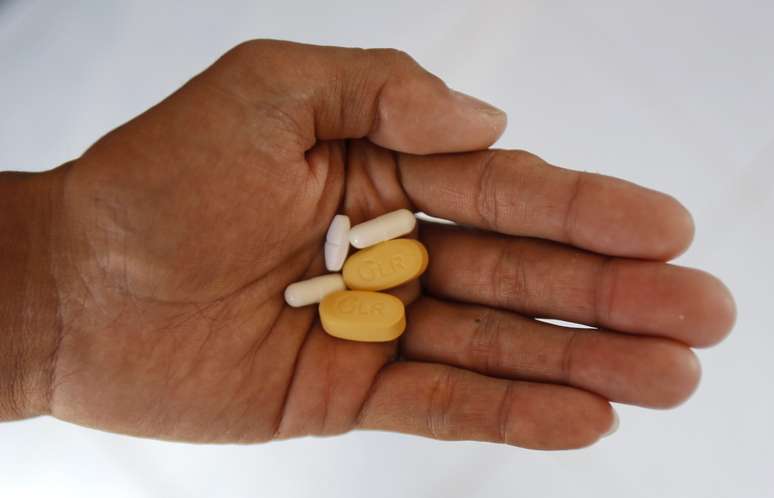 Paciente com HIV segura medicamentos para seu tratamento
20/01/2015
REUTERS/Chaiwat Subprasom 