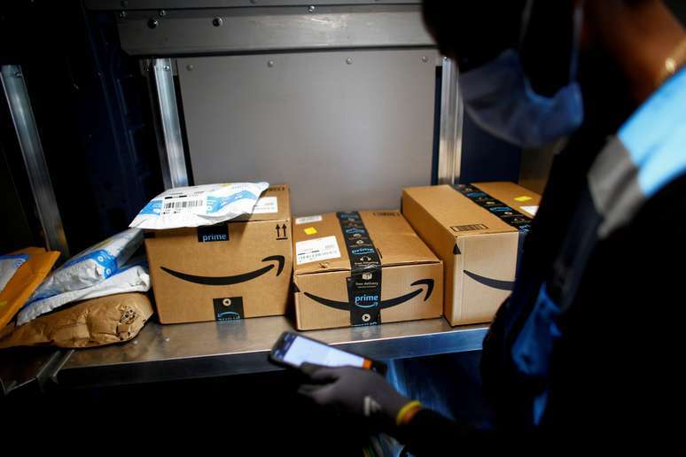 Funcionário da Amazon entregas encomendas. 22/4/2020.   REUTERS/Kevin Mohatt