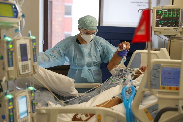 Médica trata de paciente que tem Covid-19. 18/05/2020. REUTERS/Lucy Nicholson. 
