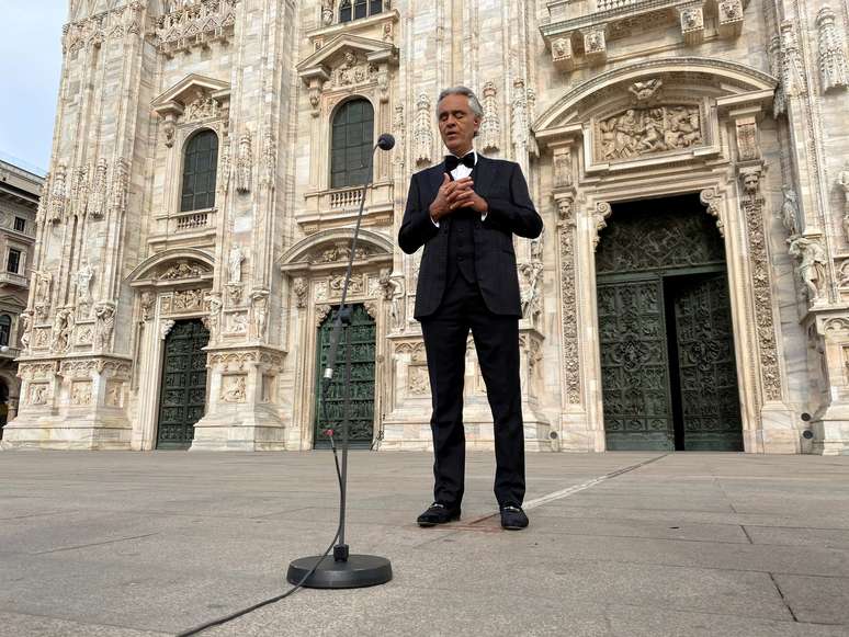 Tenor italiano Andrea Bocelli canta em frente à Catedral de Milão
12/04/2020
REUTERS/Alex Fraser