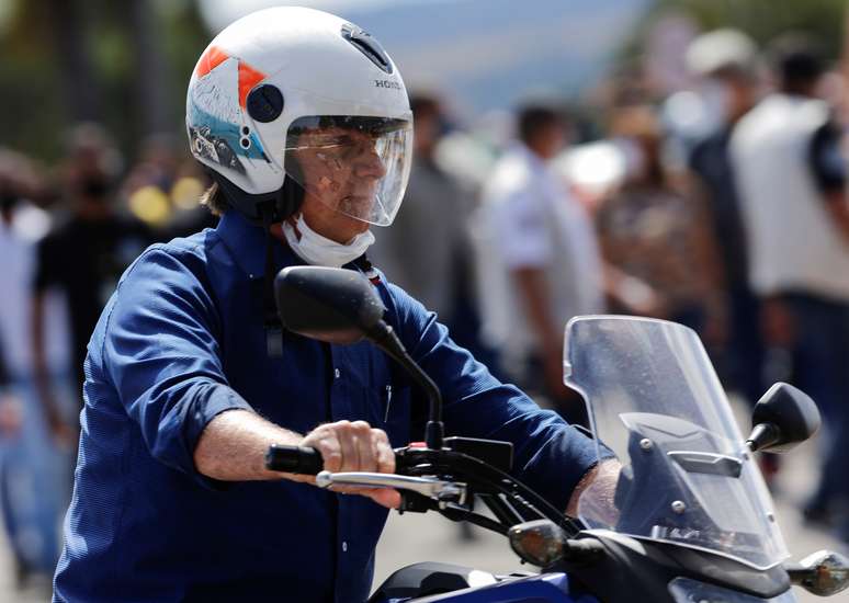 Bolsonaro chega ao Palácio da Alvorada de moto no último sábado
25/07/2020
REUTERS/Adriano Machado