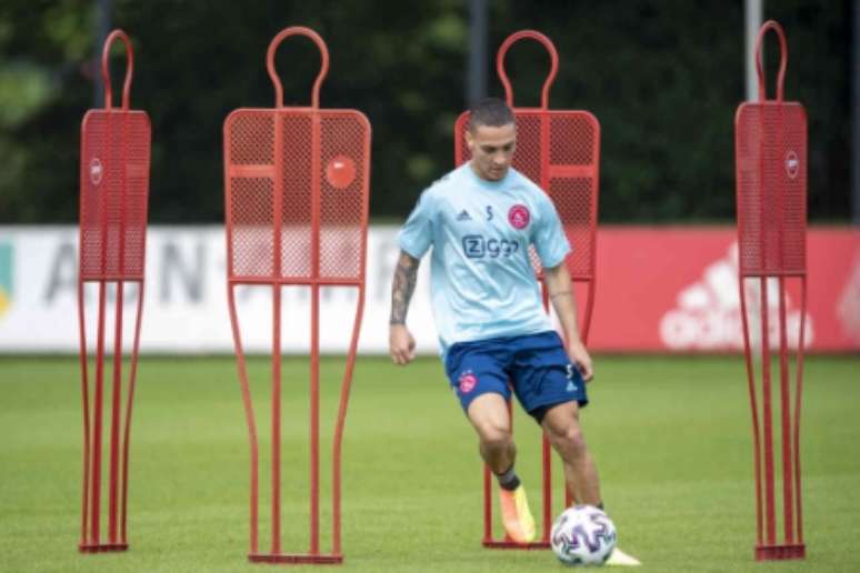 Antony no primeiro treino pelo Ajax (Foto: Divulgação / Ajax)