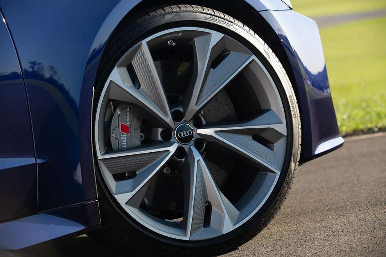 Freios de cer&acirc;mica s&atilde;o opcionais e acrescentam R$ 75 mil no pre&ccedil;o do RS 7.