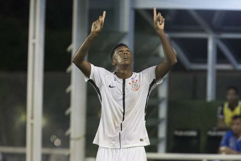 Jô fez o segundo gol do Corinthians  contra o Bragantino (Foto: Divulgação/Corinthians)