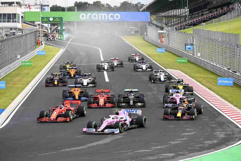 Uma imagem que seria devaneio meses atrás: ver um carro da Racing Point à frente da Ferrari, Red Bull e até de uma Mercedes, a de Valtteri Bottas 