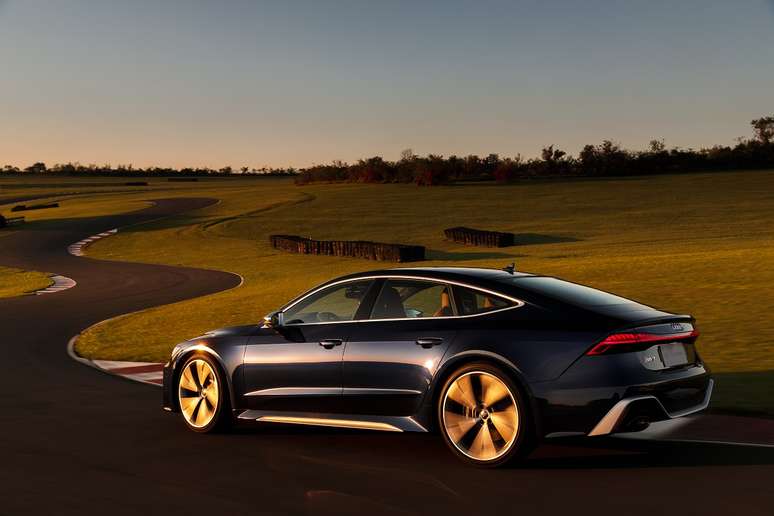 Silhueta do Audi RS 7 Sportback &eacute; exclusiva para um carro com mais de 5 metros.