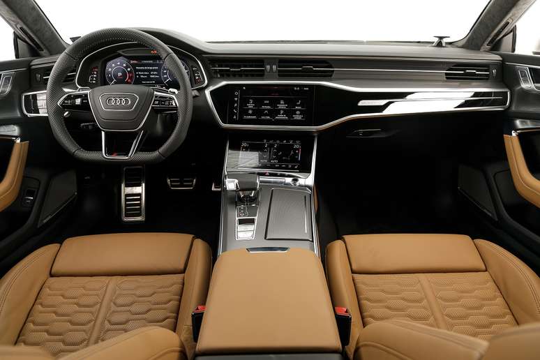 Interior &eacute; sofisticado e tem tr&ecirc;s grandes telas para conectividade e usabilidade.