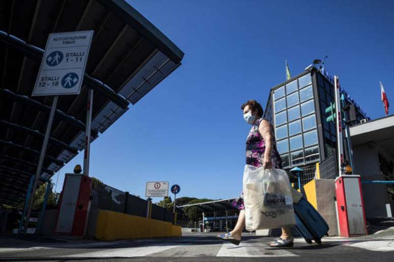 Movimentação em rodoviária de Roma, capital da Itália