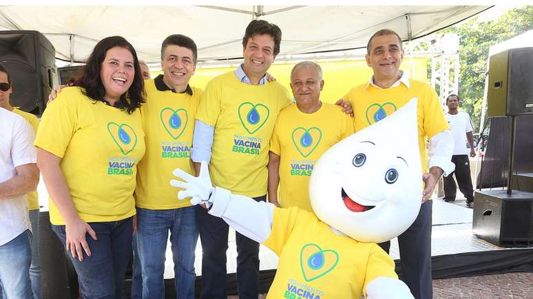 Dia de vacinação no Rio de Janeiro, em 2019, com participação do ex-ministro Luiz Henrique Mandetta (centro da foto) e do Zé Gotinha