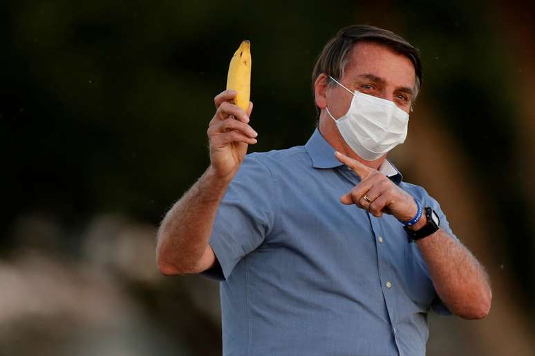 Presidente Jair Bolsonaro segura banana no Pal&aacute;cio da Alvorada
24/07/2020 REUTERS/Adriano Machado
