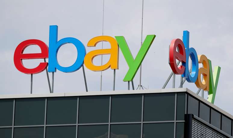 Anúncio do eBay acima dos escritórios da companhia na Alemanha. 6/8/2019. REUTERS/Fabrizio Bensch