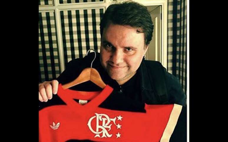 Rodrigo Rodrigues exibe a camisa do Flamengo da geração de Zico (Foto: Divulgação)