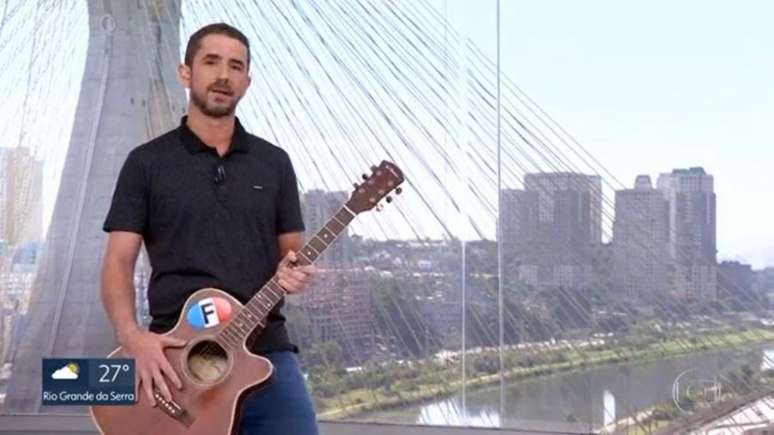Felipe Andreoli apresentou ao público violão que Rodrigo Rodrigues tocava nos bastidores (Reprodução/Globo)