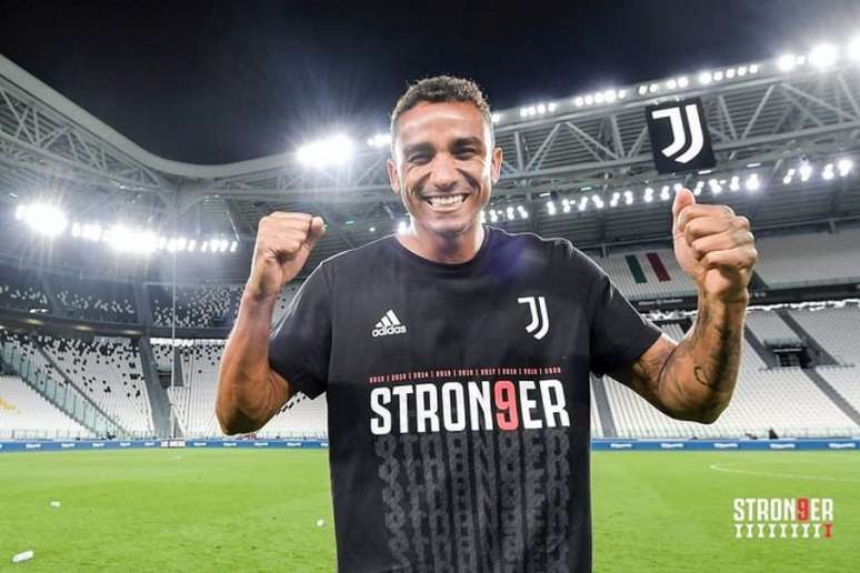 Lateral Danilo festeja conquista na Juve e soma 21 títulos na carreira