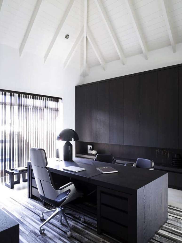 1. Escritório moderno decorado com móveis pretos e cadeira de escritório presidente – Foto: Futurist Architecture