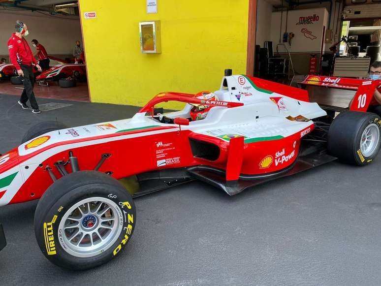 Gianluca Petecof nos boxes de Mugello para testes com a Prema na F3 Regional Europeia 