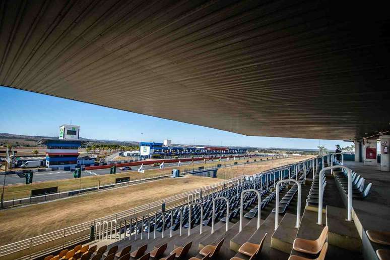 Arquibancadas vazias no autódromo de Goiânia 