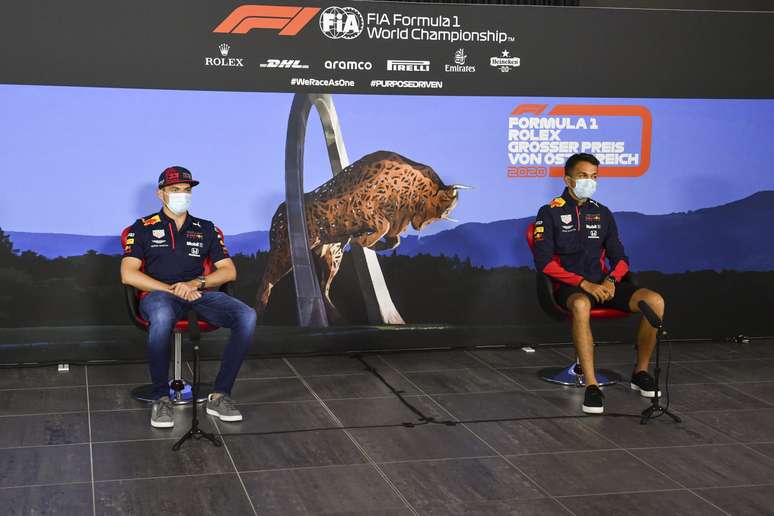 Max Verstappen e Alex Albon est&atilde;o distantes 