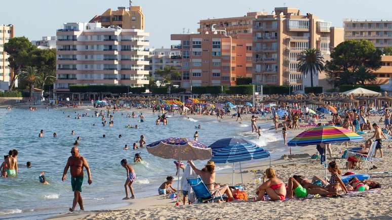Pessoas na praia na ilha de Maiorca, na Espanha; depois de relaxar regras de quarentena, países viram aumento de casos
