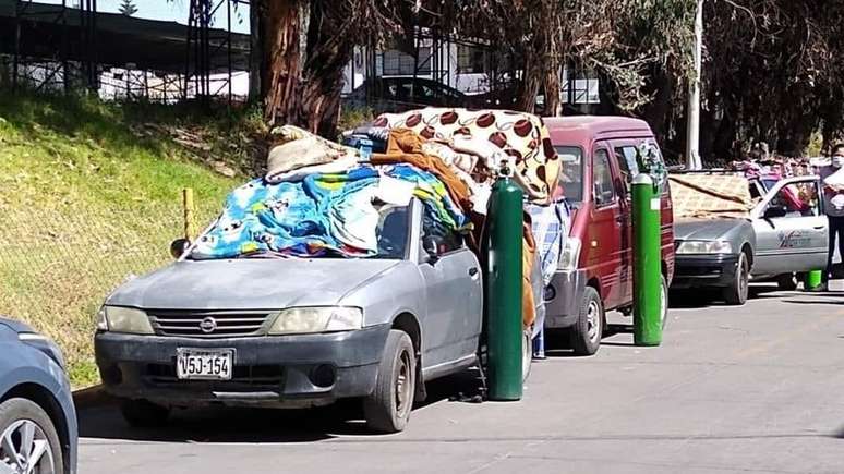 Pessoas fazem fila na rua, com seus próprios balões de oxigênio em Arequipa