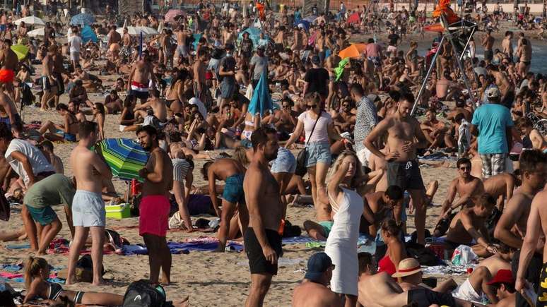 Um dia quente de praia em Barcelona, no dia 17 de julho