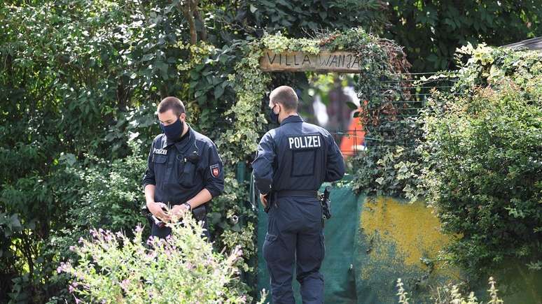 Polícia coleta evidências em terreno em Hanover, na Alemanha