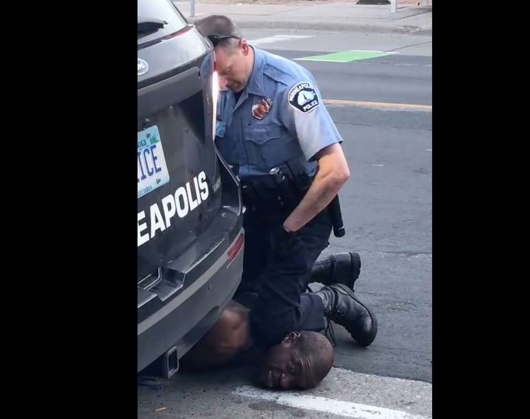 Imagem capturada pelo celular mostra momento em que o policial de Minneapolis Derek Chauvin mantém seu joelho sobre o pescoço de George Floyd, que morreu momentos depois  