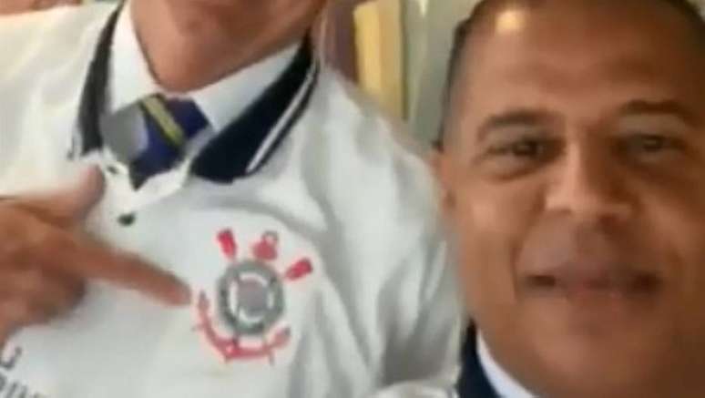 Marcelinho e Bolsonaro gravam vídeo para os corintianos