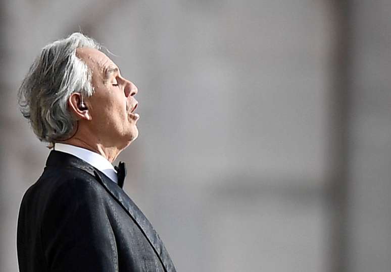 Tenor italiano Andrea Bocelli ensaia em frente &agrave; Catedral de Mil&atilde;o antes de fazer apresenta&ccedil;&atilde;o ao vivo com o objetivo de simbolizar amor, esperan&ccedil;a e cura em meio &agrave; pandemia de Covid-19), no domingo de P&aacute;scoa, em Mil&atilde;o, It&aacute;lia, 12 de abril de 2020. REUTERS/Flavio Lo Scalzo