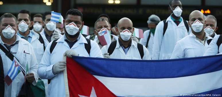 Milhares de médicos cubanos foram enviados para 35 países para ajudar na crise provocada pelo coronavírus