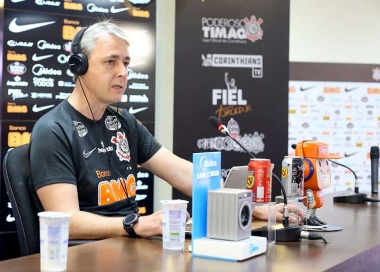 Tiago Nunes concedeu entrevista coletiva na manhã desta quarta-feira (Foto: Rodrigo Coca/Ag. Corinthians)