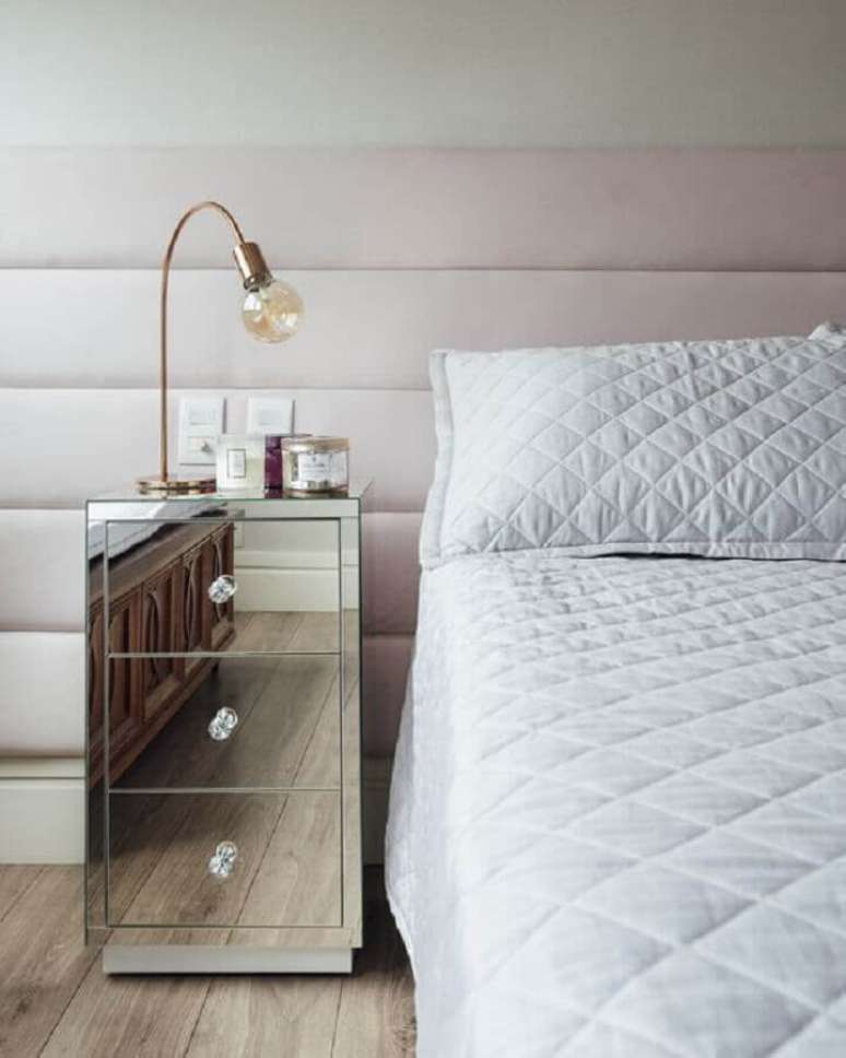 15. A mesa de cabeceira espelhada &eacute; excelente para quartos pequenos &ndash; Foto: Joana e Manoela Arquitetura