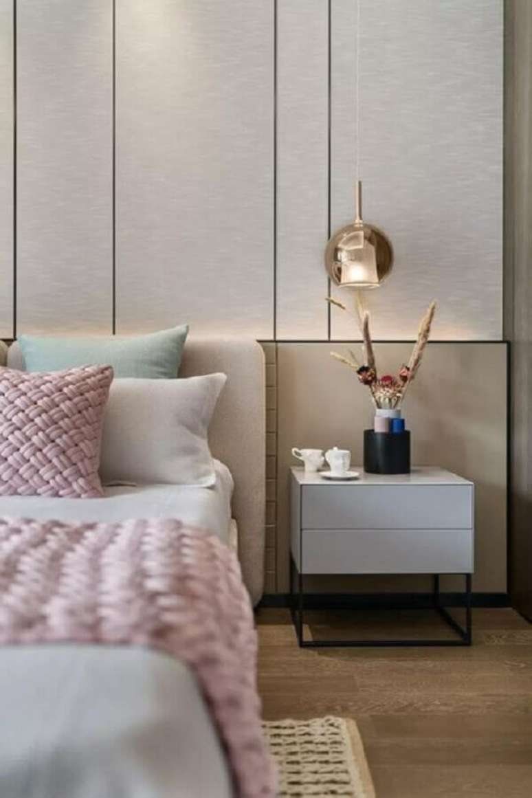 17. Decora&ccedil;&atilde;o de quarto moderno com mesa de cabeceira pequena com design minimalista &ndash; Foto: Fashionismo
