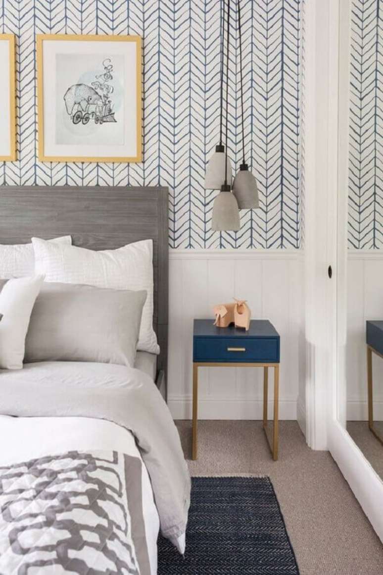 18. Decora&ccedil;&atilde;o com criado mudo pequeno e diferente para quarto de casal com papel de parede delicado &ndash; Foto: Fashionismo